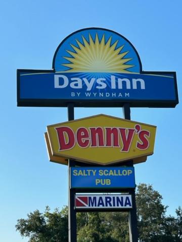 Days Inn By Wyndham Crystal River Bagian luar foto